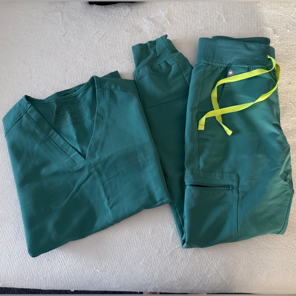 Figs Women’s Scrub Set